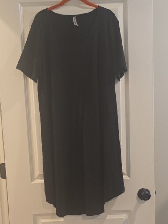 Zenana Outfitters Dresses & Skirts - Zenana Outfitters Classic Black Midi Dress